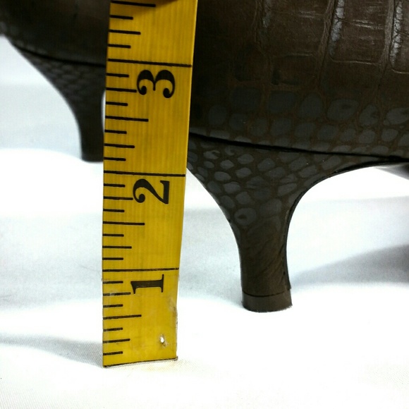 Salvatore Ferragamo Pleated Pointed Toe Kitten - Picture 6 of 8